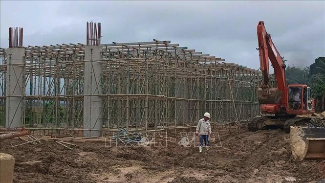 Phương tiện hang nặng và vật tư được đưa đến công trình để thi công cầu cạn số 3. Ảnh: Đoàn Hữu Trung - TTXVN