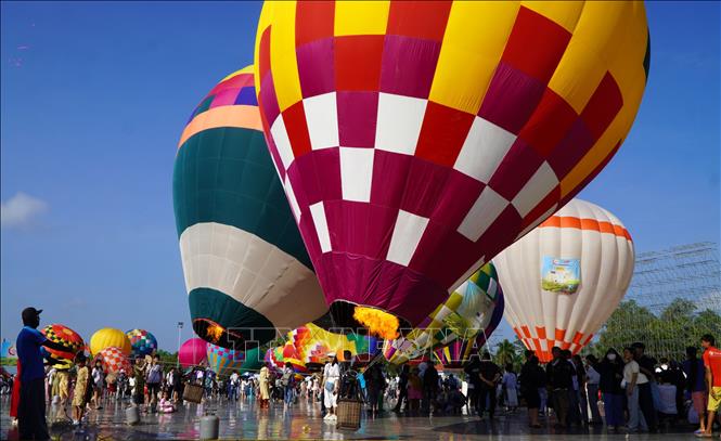 Kỹ thuật viên điều khiển khinh khí cầu bay lên. Ảnh: Nhựt An - TTXVN