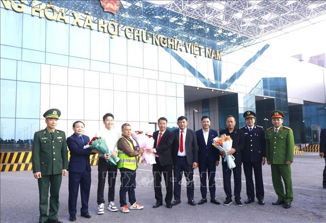 Lãnh đạo địa phương tặng hoa chúc mừng. Ảnh: TTXVN phát