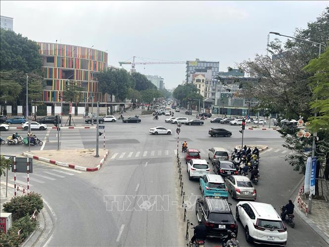 Giao thông tại ngã tư Võ Chí Công - Xuân La ngày đầu kỳ nghỉ Tết Dương lịch 2026. Ảnh: Hùng Mạnh - TTXVN.