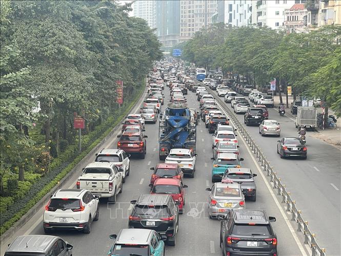 Hàng dài ô tô trên đường Võ Chí Công sáng 1/1/2026. Ảnh: Hùng Mạnh - TTXVN.