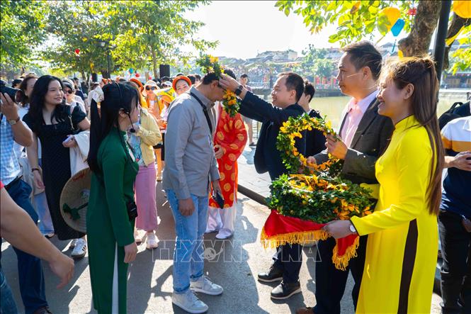 Đoàn khách quốc tế Philippines được chào đón nồng nhiệt tại phố cổ Hội An. Ảnh: Đoàn Hữu Trung - TTXVN