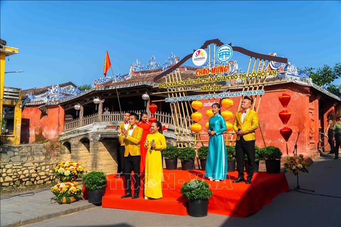 Biểu diễn các tiết mục văn nghệ đặc sắc chào mừng đoàn khách quốc tế đầu tiên đến Hội An năm 2026. Ảnh: Đoàn Hữu Trung - TTXVN