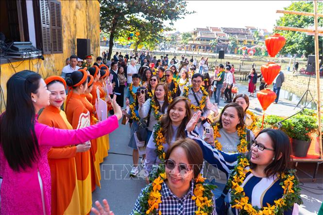 Đoàn khách quốc tế Philippines được chào đón nồng nhiệt tại phố cổ Hội An. Ảnh: Đoàn Hữu Trung - TTXVN