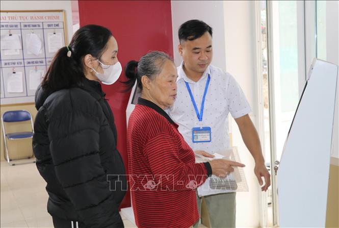 Người dân được hướng dẫn giải quyết thủ tục hành chính tại Trung tâm phục vụ hành chính công phường Đông A, tỉnh Ninh Bình. Ảnh: Thùy Dung - TTXVN