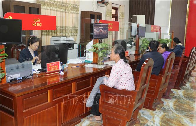 Giải quyết thủ tục hành chính cho công dân tại Trung tâm phục vụ hành chính công xã Quang Thiện, tỉnh Ninh Bình. Ảnh: Thùy Dung - TTXVN