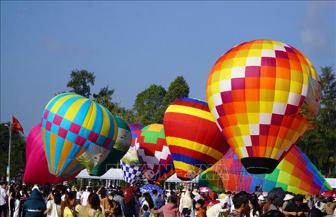 Colourful hot air balloons at the festival. VNA Photo: Nhựt An 