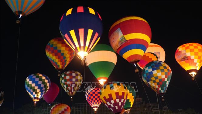 Hot air balloons are lit up at night. VNA Photo: Nhựt An 