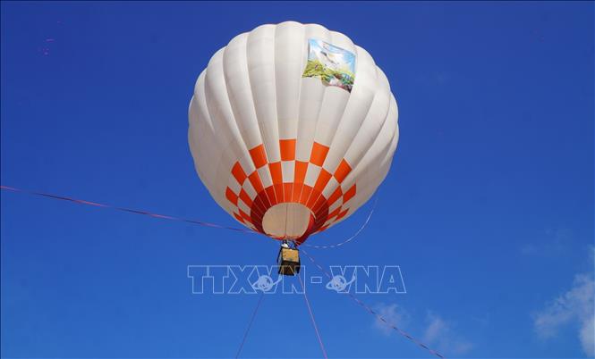 A hot air balloon at the festival. VNA Photo: Nhựt An 