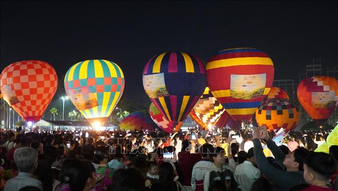 Hot air balloons are lit up at night. VNA Photo: Nhựt An 