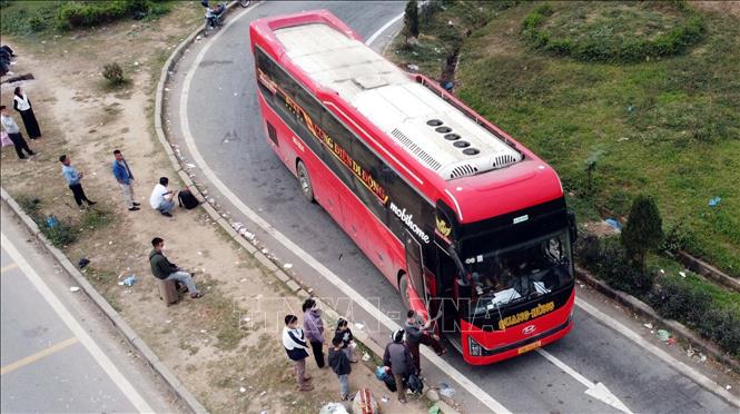 “Bến xe” tự phát bủa vây nút giao IC4 cao tốc Nội Bài – Lào Cai, ảnh chụp ngày 1/1/2026. Ảnh: Hoàng Hùng – TTXVN
