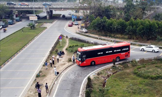 
Thực trạng “bến xe” tự phát ở lối ra nút giao IC4 không chỉ làm phức tạp tình hình trật tự, an toàn giao thông mà còn ảnh hưởng xấu đến mỹ quan tuyến đường Quốc lộ 2B đi qua khu vực này. Ảnh: Hoàng Hùng – TTXVN