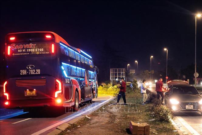 Ô tô đón, trả khách diễn ra không kể ngày đêm tại khu vực này tiềm ẩn nguy cơ cao xảy ra tai nạn giao thông. Ảnh: Hoàng Hùng – TTXVN