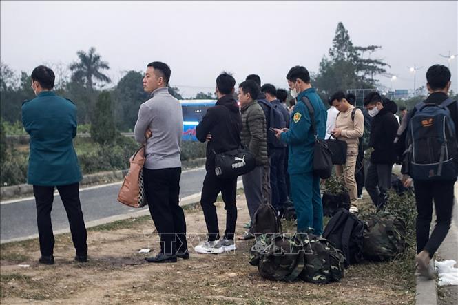 Hàng chục người thản nhiên đứng chờ xe tại lối ra qua trạm thu phí nút giao IC4, đường cao tốc Nội Bài – Lào Cai trong dịp nghỉ Tết Dương lịch, tiềm ẩn nguy cơ mất an toàn giao thông. Ảnh: Hoàng Hùng – TTXVN