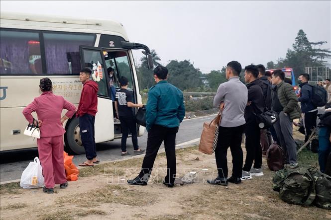 Tình trạng ô tô đón, trả khách diễn ra khiến các phương tiện ra vào nút giao, cũng như lưu thông trên tuyến Quốc lộ 2B qua khu vực này thường xuyên bị cản trở và tiềm ẩn nguy cơ cao xảy ra tai nạn giao thông. Ảnh: Hoàng Hùng – TTXVN