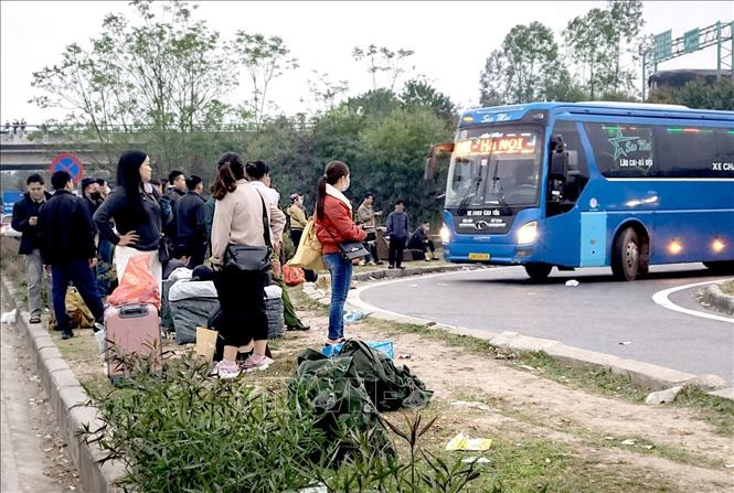 Tình trạng ô tô đón, trả khách diễn ra khiến các phương tiện ra vào nút giao, cũng như lưu thông trên tuyến Quốc lộ 2B qua khu vực này thường xuyên bị cản trở và tiềm ẩn nguy cơ cao xảy ra tai nạn giao thông. Ảnh: Hoàng Hùng – TTXVN