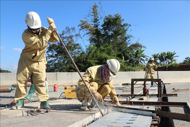 Công nhân thi công xuyên Tết Dương lịch 2026 để đảm bảo tiến độ dự án theo kế hoạch. Ảnh: Tuấn Anh - TTXVN