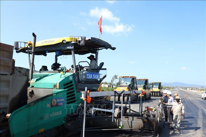 Sôi nổi khí thế thi công trên dự án giao thông trọng điểm quốc gia. Ảnh: Tuấn Anh - TTXVN