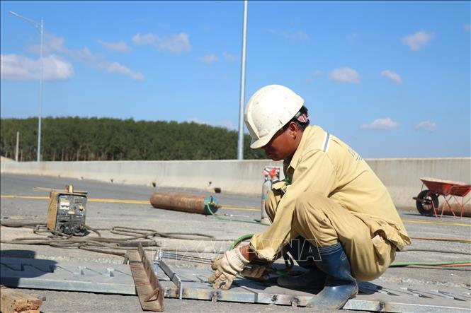 Thi công hạng mục an toàn giao thông tại gói thầu số 1, Dự án thành phần 3, cao tốc Khánh Hòa – Buôn Ma Thuột trong ngày đầu năm 2026. Ảnh: Tuấn Anh - TTXVN