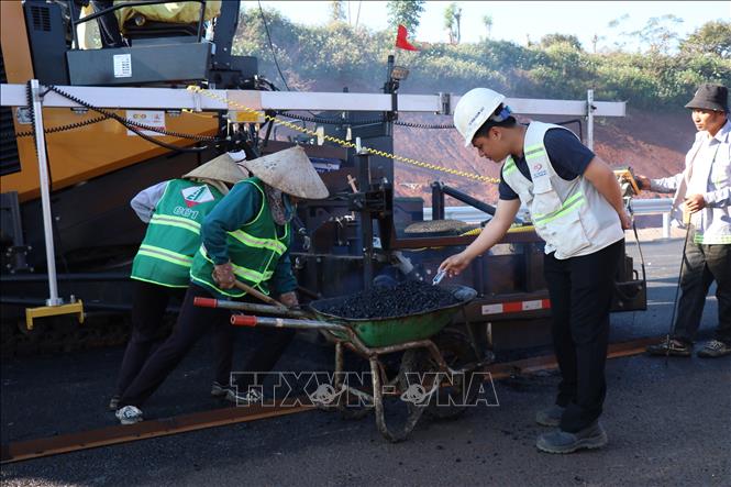 Thảm nhựa tại gói thâì số 3, Dự án thành phần 3, cao tốc Khánh Hòa – Buôn Ma Thuột trong ngày đầu năm 2026. Ảnh: Tuấn Anh - TTXVN