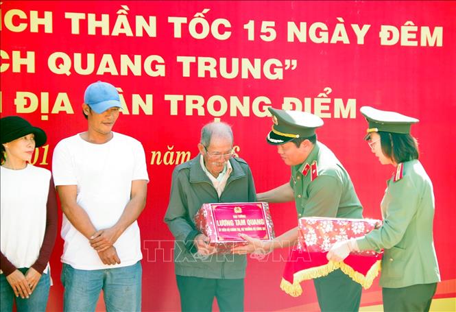 Trao quà cho các hộ gia đình bị thiệt hại do thiên tai. Ảnh: Sỹ Thắng - TTXVN
