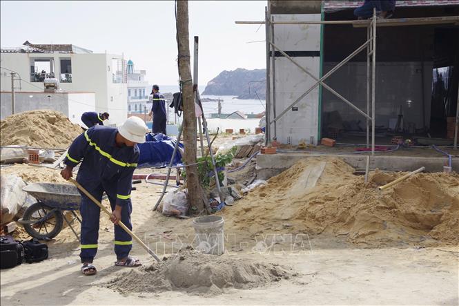 Triển khai xây nhà cho dân ngay sau lễ phát động. Ảnh: Sỹ Thắng - TTXVN