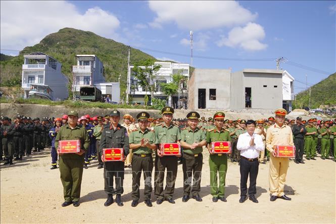 Trao quà cho các cán bộ chiến sỹ trong công tác hỗ trợ người dân bị thiệt hại do thiên tai. Ảnh: Sỹ Thắng - TTXVN