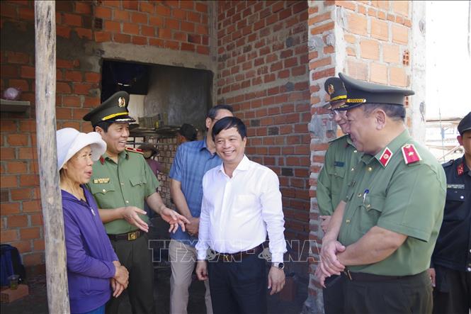 Thăm hỏi và trao quà cho các hộ gia đình bị thiệt hại do thiên tai. Ảnh: Sỹ Thắng - TTXVN