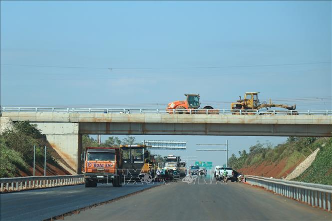 Trên toàn dự án thành phần 3, các nhà thầu huy động 30 mũi thi công với 350 thiết bị, 652 nhân lực thi công dự án. Ảnh: Tuấn Anh - TTXVN