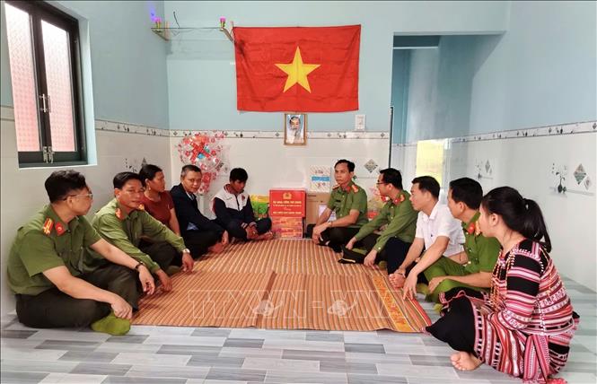 Công an tỉnh Đắk Lắk chia sẻ niềm vui cùng hộ gia đình đầu tiên hoàn thành nhà mới trong 
