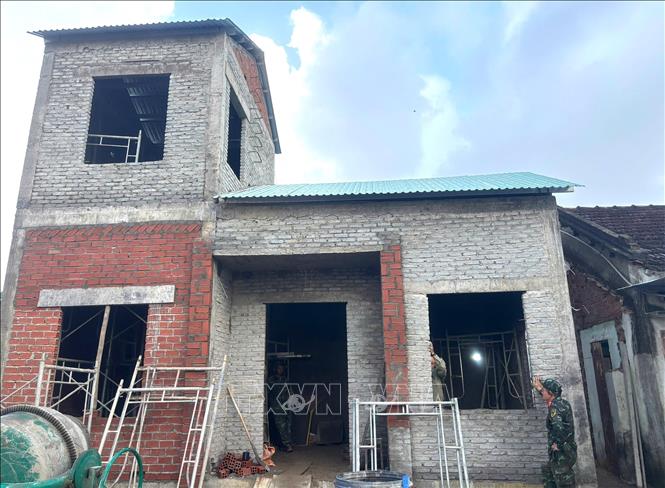 Nhiều căn nhà tại xã Hòa Thịnh (tỉnh Đắk Lắk) được lực lượng Quân khu 5 hỗ trợ xây dựng đã cơ bản hoàn thành. Ảnh: Tường Quân – TTXVN 