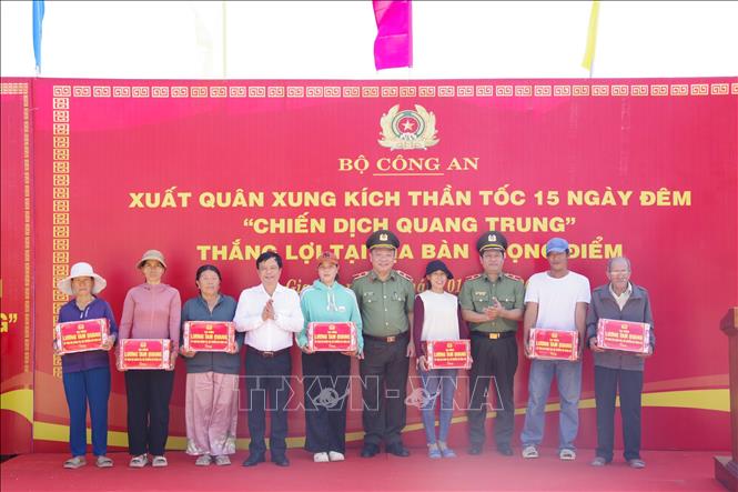 Trao quà cho các hộ gia đình bị thiệt hại do thiên tai. Ảnh: Sỹ Thắng - TTXVN