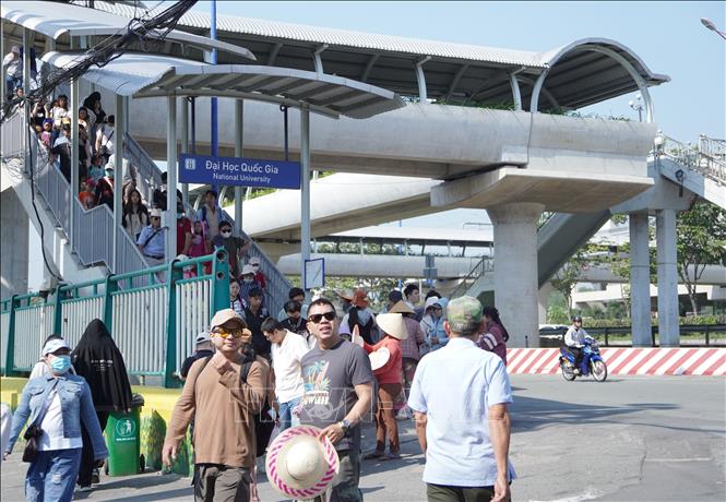 Khách tham quan tới Công viên văn hóa Suối Tiên (phường Tăng Nhơn Phú) bằng tuyến metro số 1. Ảnh: Thu Hương - TTXVN                                         