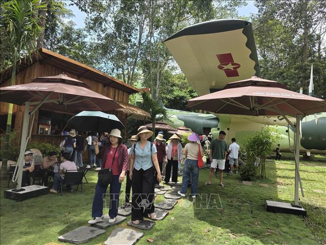 Du khách tham quan Khu Di tích Địa đạo Củ Chi (xã An Nhơn Tây). Ảnh: Thu Hương - TTXVN             