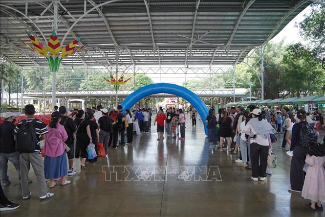 Khách tham quan xếp hàng chờ tới lượt mua vé tại Công viên văn hóa Suối Tiên (phường Tăng Nhơn Phú). Ảnh: Thu Hương - TTXVN                                                