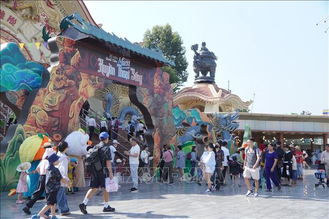 Khách tham quan tại Công viên văn hóa Suối Tiên (phường Tăng Nhơn Phú). Ảnh: Thu Hương - TTXVN                                         