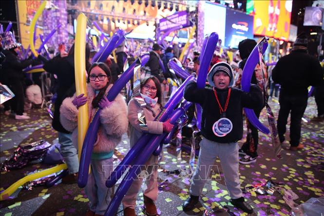 Trẻ em hòa mình vào không khí tưng bừng thời khắc bước sang năm mới 2026 tại Quảng trường Thời đại. Ảnh: Thanh Tuấn - Phóng viên TTXVN tại Mỹ