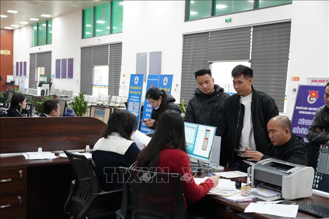 Đại diện các doanh nghiệp làm thủ tục xuất nhập khẩu hàng hóa qua cửa khẩu Quốc tế Kim Thành- Lào Cai. Ảnh Hồng Ninh-TTXVN