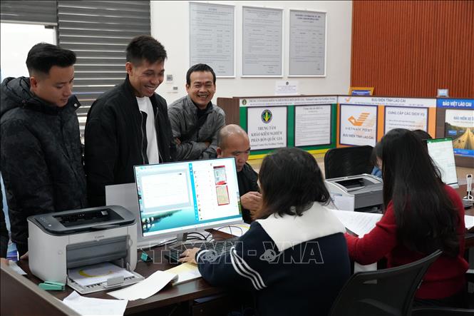 Đại diện các doanh nghiệp làm thủ tục xuất nhập khẩu hàng hóa qua cửa khẩu Quốc tế Kim Thành- Lào Cai. Ảnh Hồng Ninh-TTXVN