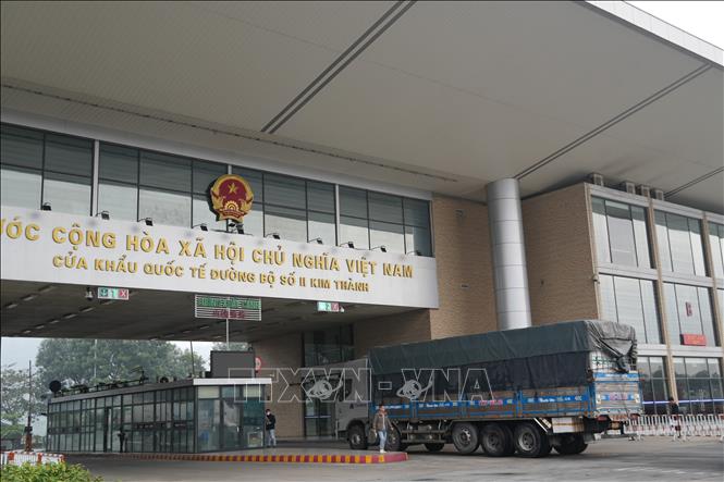 Những xe hàng đầu tiên trong năm mới 2026 thông quan xuất khẩu qua cửa khẩu quốc tế Kim Thành- Lào Cai. Ảnh Hồng Ninh-TTXVN