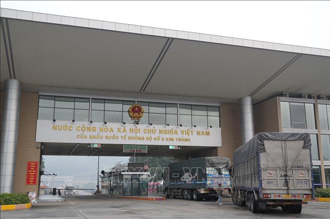 Những xe hàng đầu tiên trong năm mới 2026 thông quan xuất khẩu qua cửa khẩu quốc tế Kim Thành- Lào Cai. Ảnh Hồng Ninh-TTXVN