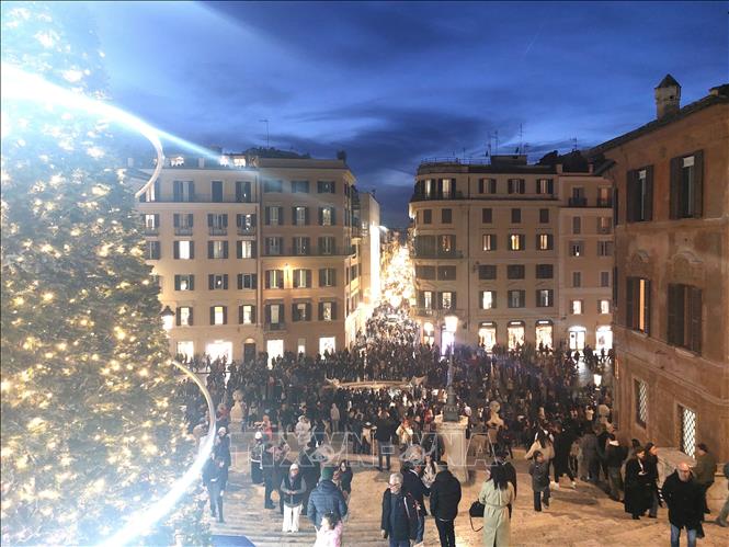 Bậc thang Tây Ban Nha lung linh trong đêm. Ảnh: Dương Hoa- PV TTXVN tại Italy