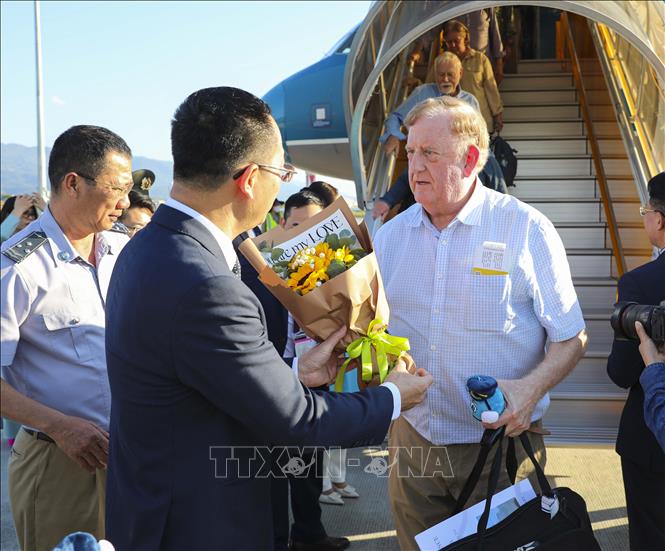 Lãnh đạo Sở Văn hóa, Thể thao và Du lịch tỉnh Điện Biên tặng hoa chúc mừng những hành khách trên chuyến bay đầu tiên đến Cảng Hàng không Điện Biên trong năm 2026. Ảnh: Xuân Tư - TTXVN