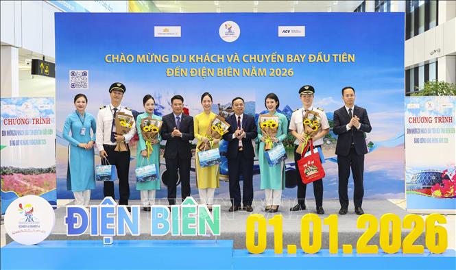 Lãnh đạo tỉnh Điện Biên tặng hoa chúc mừng phi hành đoàn điều khiển chuyến bay đầu tiên đến Điện Biên năm 2026. Ảnh: Xuân Tư - TTXVN