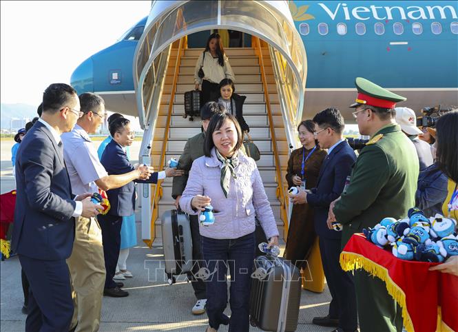 Những vị khách đầu tiên đến Điện Biên trong năm 2026 bằng đường hàng không. Ảnh: Xuân Tư - TTXVN