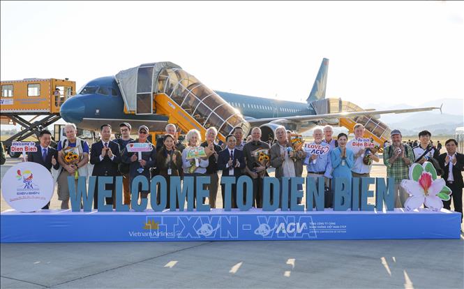 Đại biểu cùng hành khách chụp ảnh lưu niệm tại Cảng Hàng không Điện Biên trong sự kiện đón hơn du khách trên chuyến bay đầu năm 2026. Ảnh: Xuân Tư - TTXVN