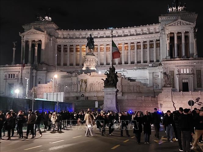 Rộn ràng không khí đón năm mới tại Quảng trường Venezia. Ảnh: Dương Hoa - PV TTXVN tại Rome