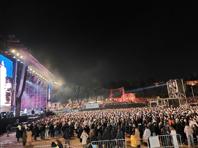 Hàng nghìn người xem hòa nhạc tại Circo Massimo. Ảnh: Dương Hoa - PV TTXVN tại Rome