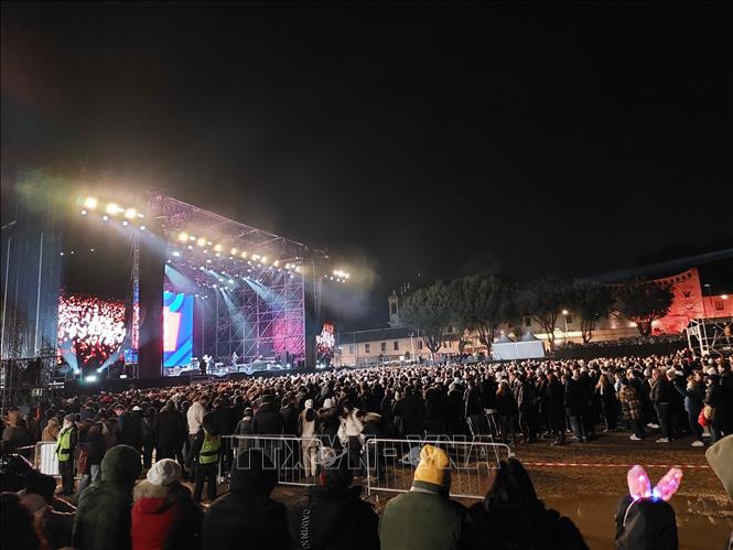 Hàng nghìn người xem hòa nhạc tại Circo Massimo. Ảnh: Dương Hoa - PV TTXVN tại Rome