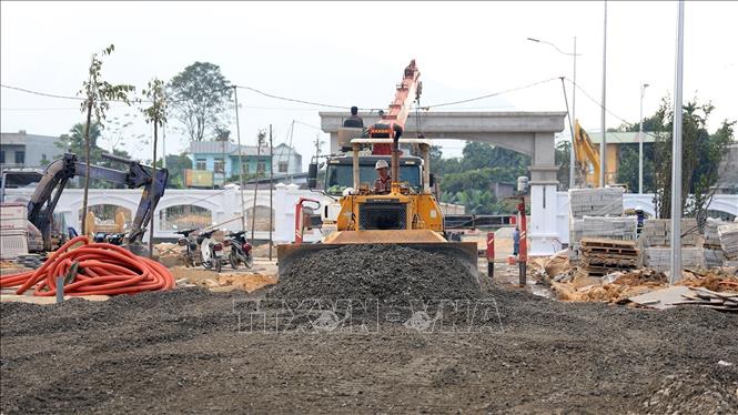 Thi công đường nội bộ tại công trình Bệnh viện Đa khoa tỉnh Tuyên Quang. Ảnh: Hoàng Hải - TTXVN
